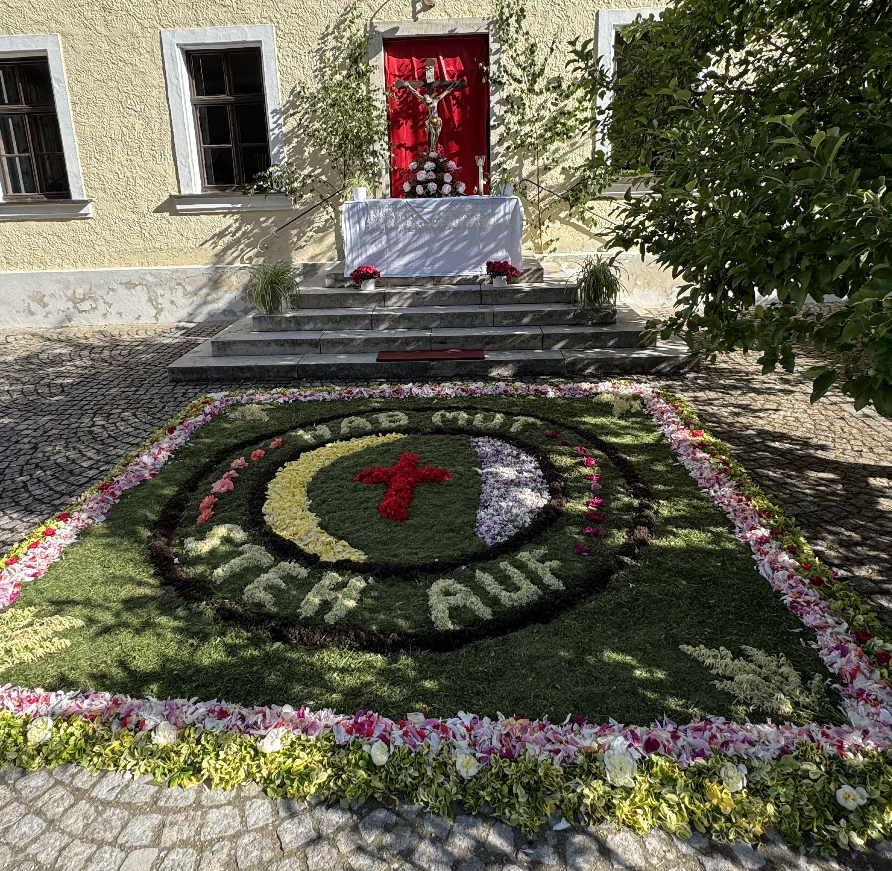 Der Altar mit dem Blumenteppich
