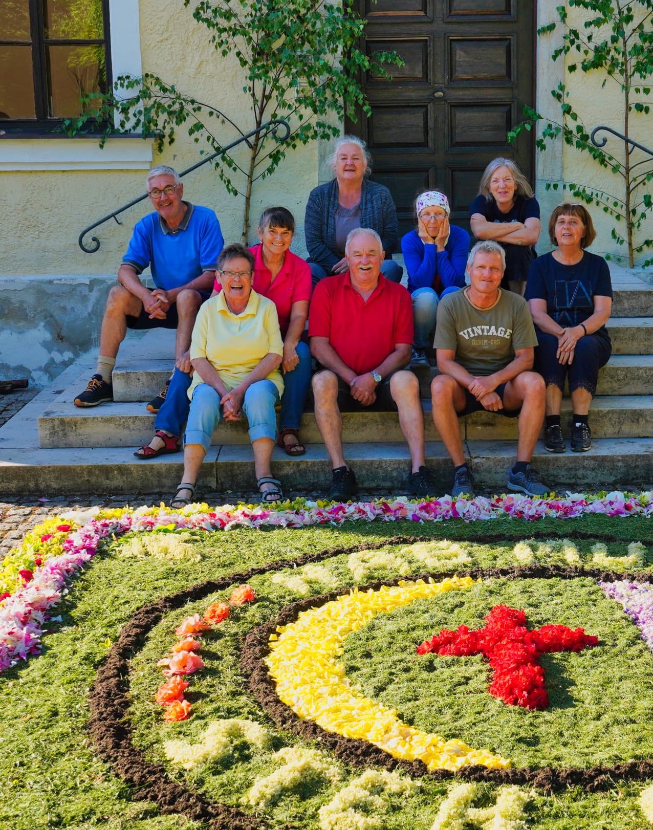 Der Altar mit dem Blumenteppich