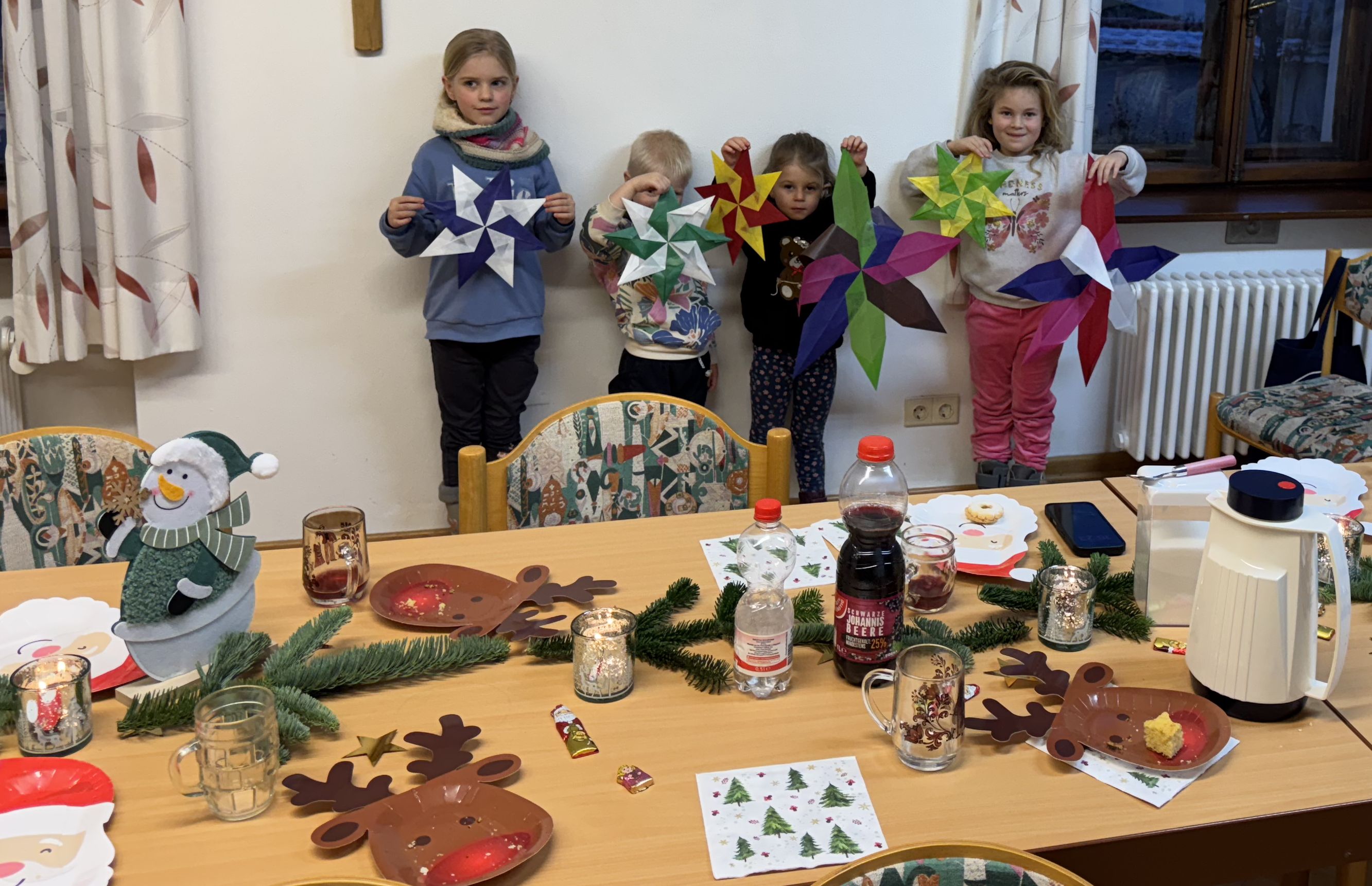 Die Naturkids präsentieren ihre Arbeit.