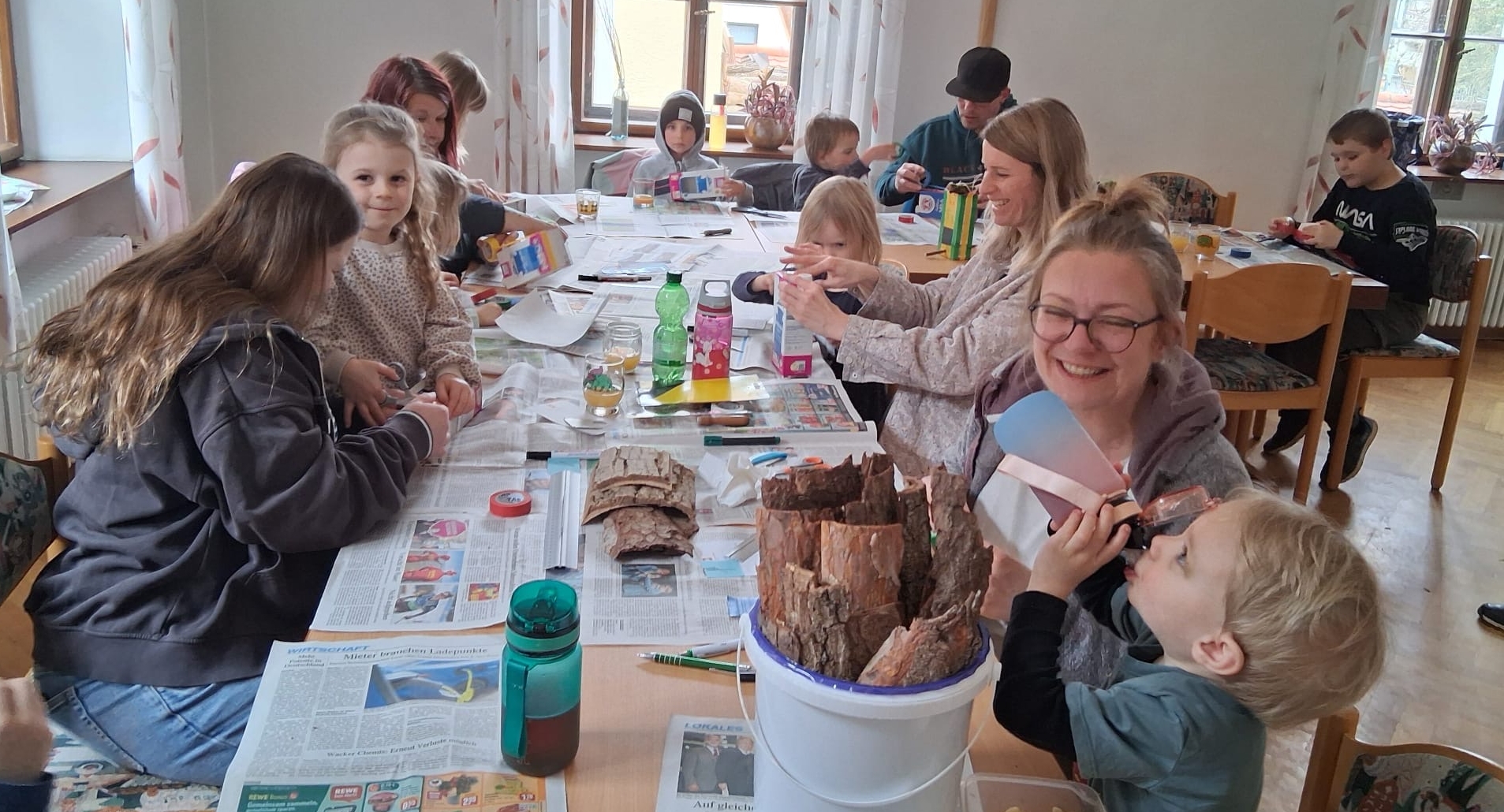 Aufmerksames Zuhören bei der Vogelkunde.