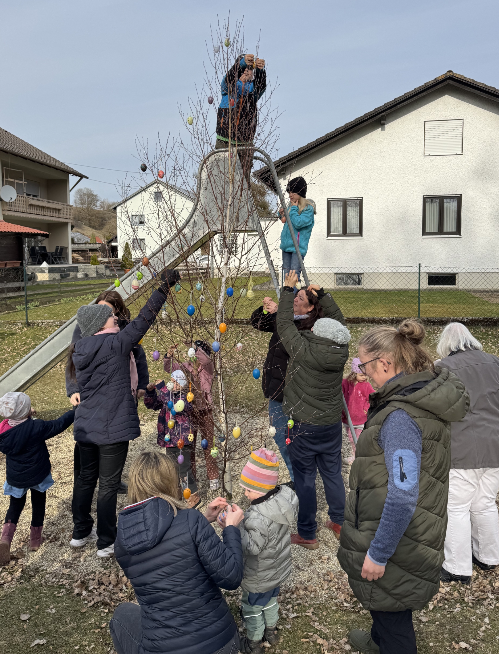 Beim Osterbaumschmücken.