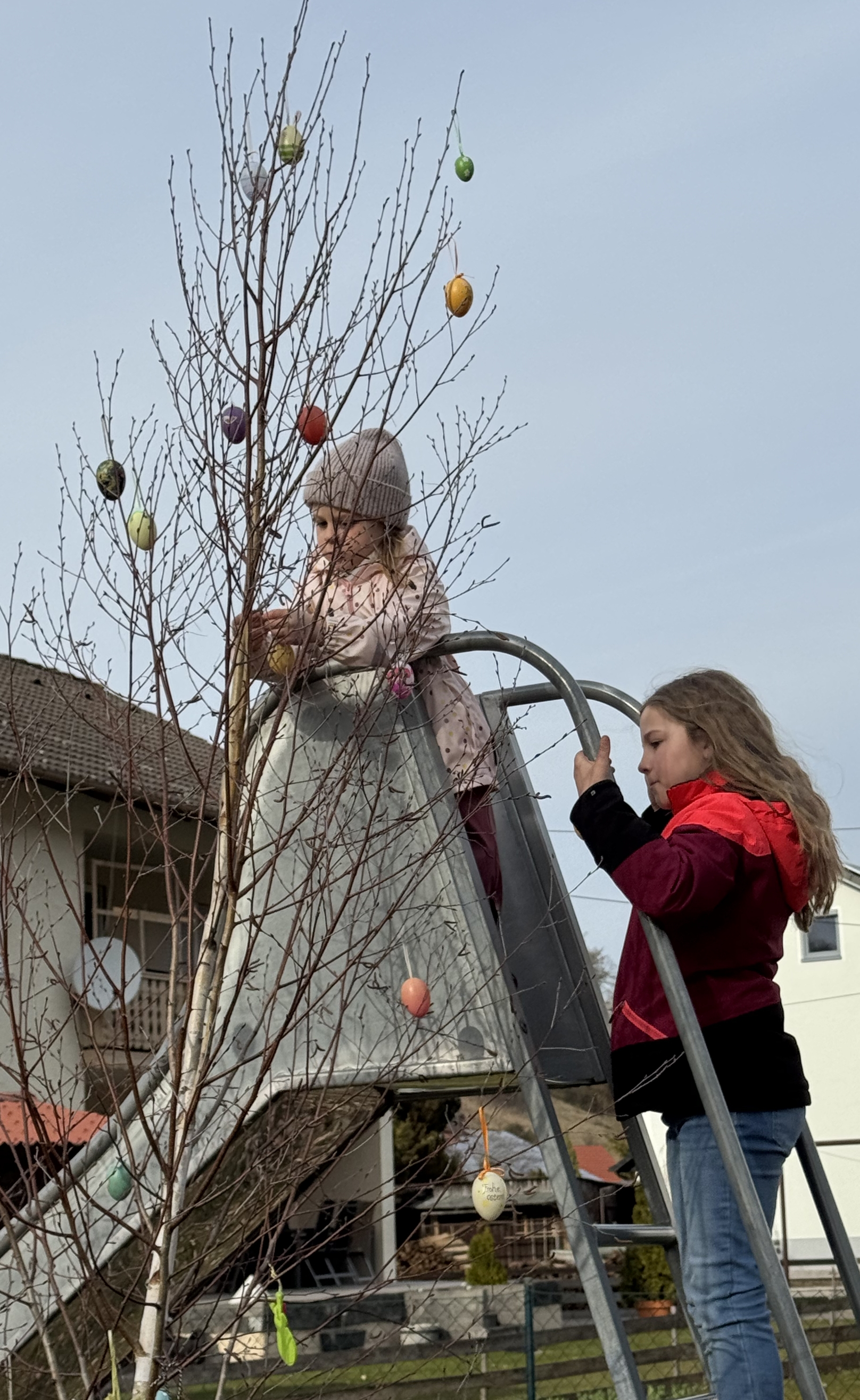 Aufmerksames Zuhören bei der Vogelkunde.